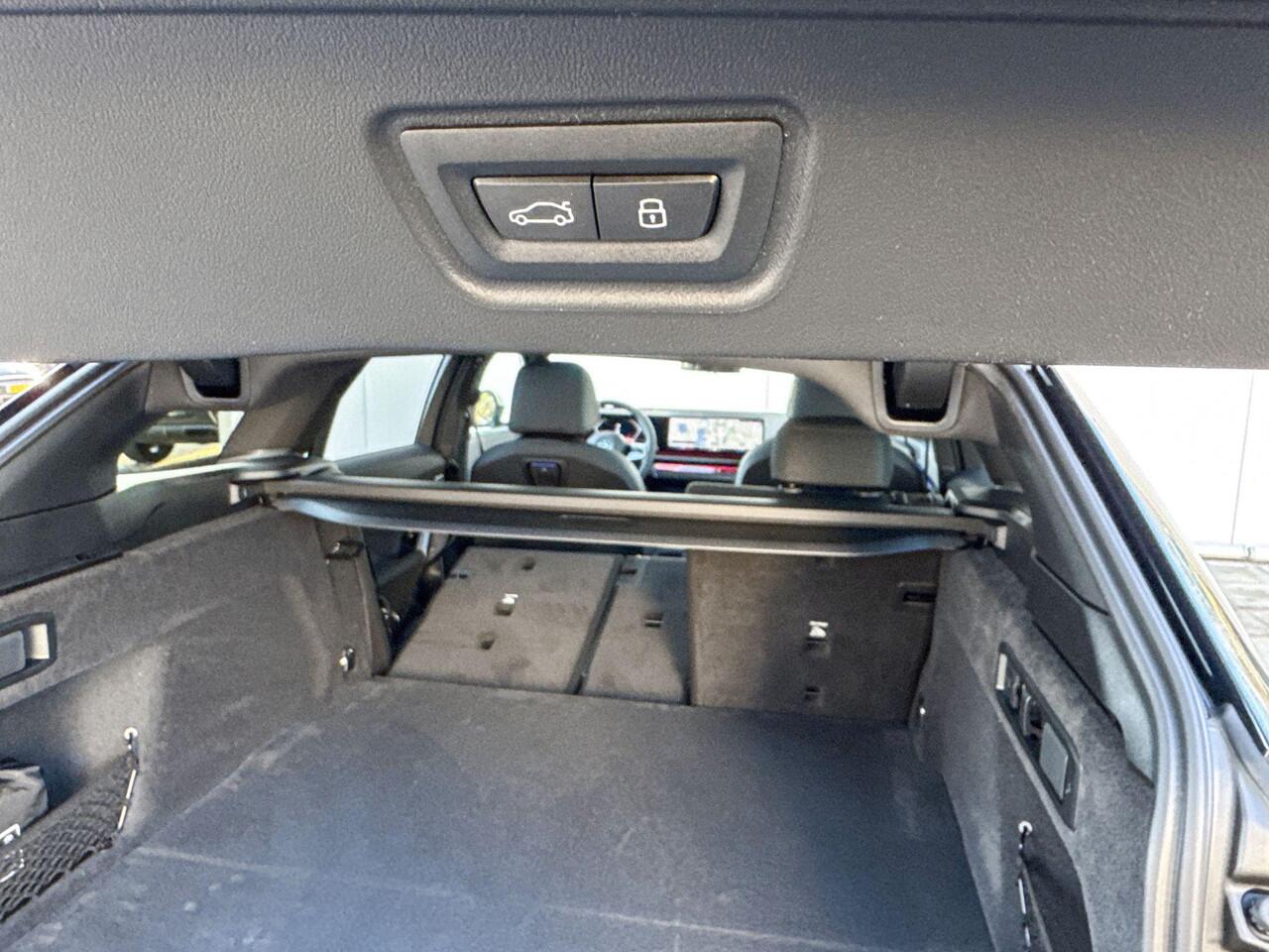 BMW 5-SERIE Touring 530e xDrive M-Sport Pro / Glazendak / 21inch / Driving assistant prof / Trekhaak / Carbon interieurlijst