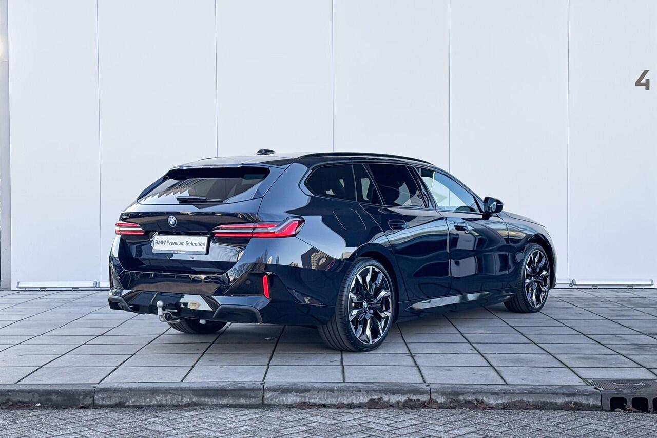 BMW 5-SERIE Touring 530e xDrive M-Sport Pro / Glazendak / 21inch / Driving assistant prof / Trekhaak / Carbon interieurlijst