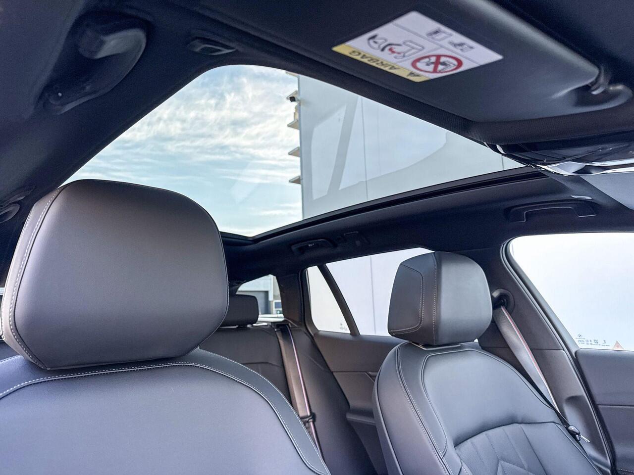 BMW 5-SERIE Touring 530e xDrive M-Sport Pro / Glazendak / 21inch / Driving assistant prof / Trekhaak / Carbon interieurlijst