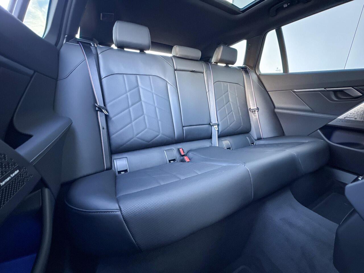 BMW 5-SERIE Touring 530e xDrive M-Sport Pro / Glazendak / 21inch / Driving assistant prof / Trekhaak / Carbon interieurlijst