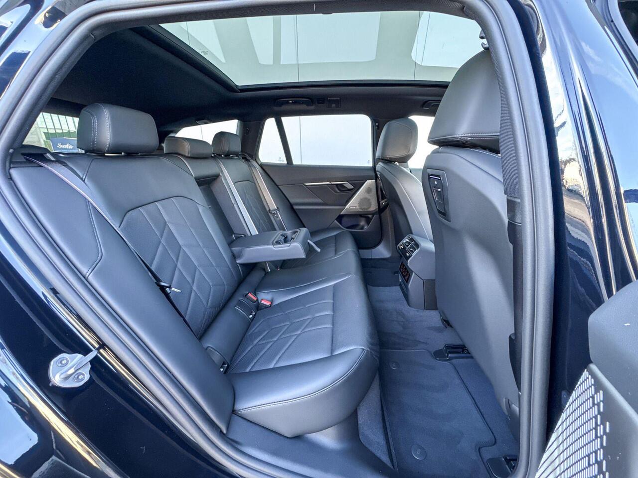 BMW 5-SERIE Touring 530e xDrive M-Sport Pro / Glazendak / 21inch / Driving assistant prof / Trekhaak / Carbon interieurlijst