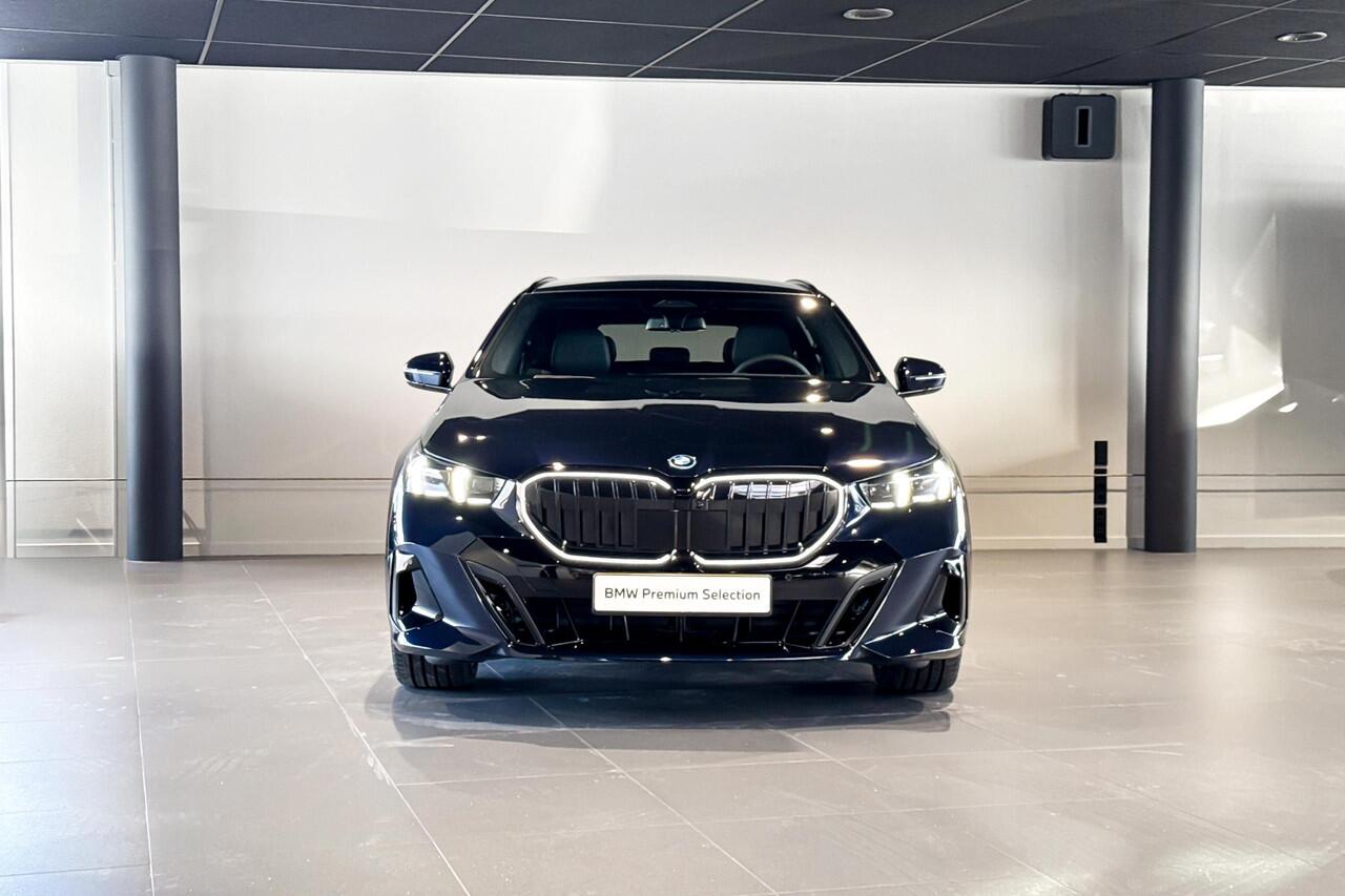BMW 5-SERIE Touring 530e M Sport Edition | Glazen Panoramadak | Harman Kardon | Stoelventilatie |