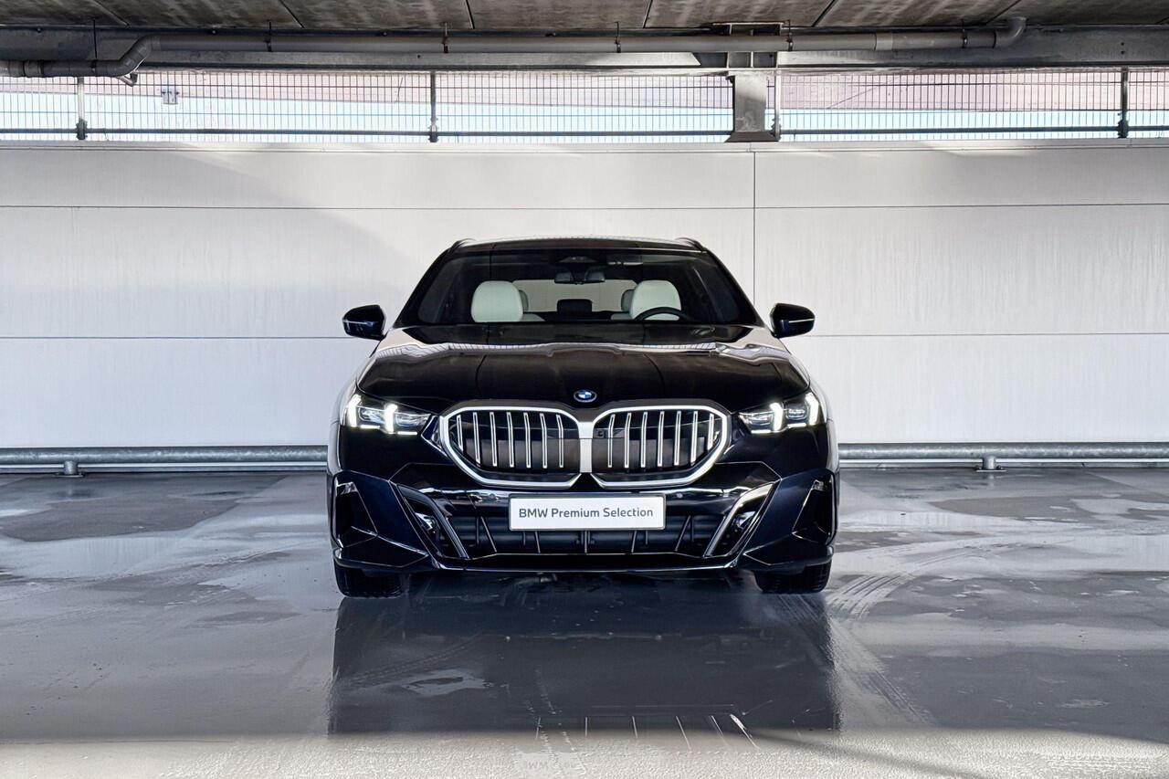 BMW 5-SERIE Touring 530e | M Sportpakket | Innovation Pack | Travel Pack | Comfort Pack | Trekhaak