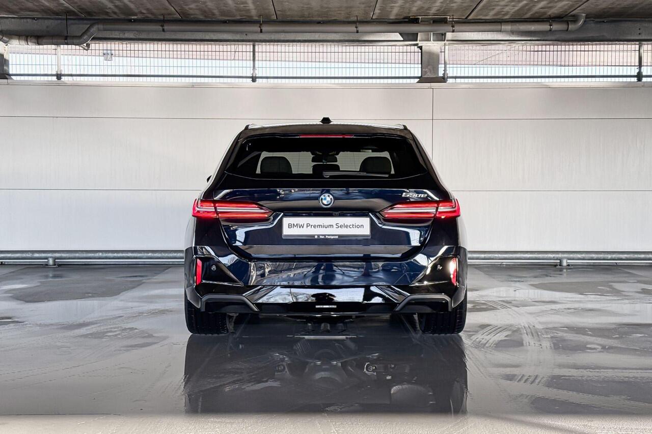 BMW 5-SERIE Touring 530e | M Sportpakket | Innovation Pack | Travel Pack | Comfort Pack | Trekhaak