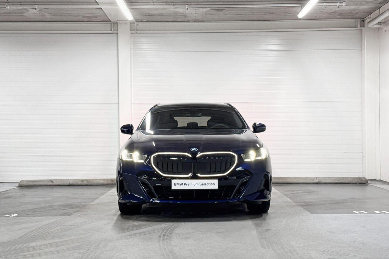 BMW 5-SERIE Touring 550e xDrive | M-Sport Pro | Travel Pack | Innovation Pack | Comfort Pack | Driving Assistant Professional | Parking Assistant Plus | Bowers&Wilkins | Comfort Access | Trekhaak