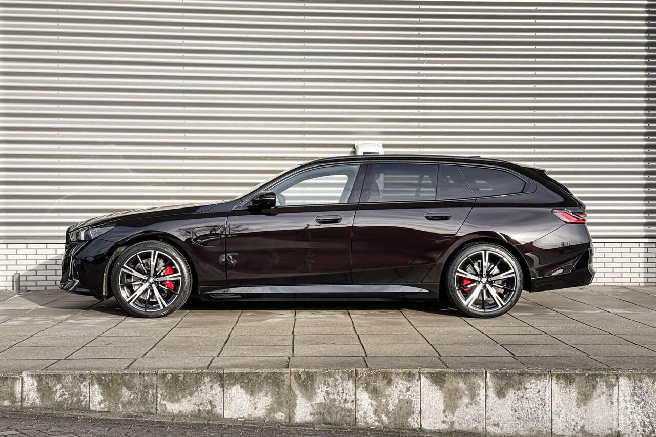 BMW 5-SERIE Touring 530e M Sportpakket Pro / Innovation Pack / Travel Pack / Trekhaak / Comfort Access / Panoramadak / Driving Assistant Plus / Harman-Kardon