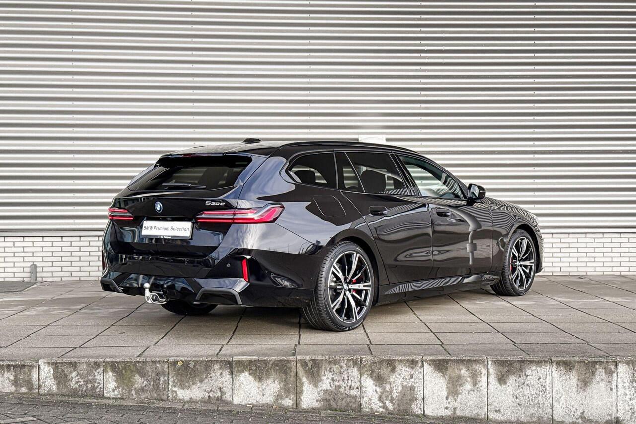 BMW 5-SERIE Touring 530e M Sportpakket Pro / Innovation Pack / Travel Pack / Trekhaak / Comfort Access / Panoramadak / Driving Assistant Plus / Harman-Kardon