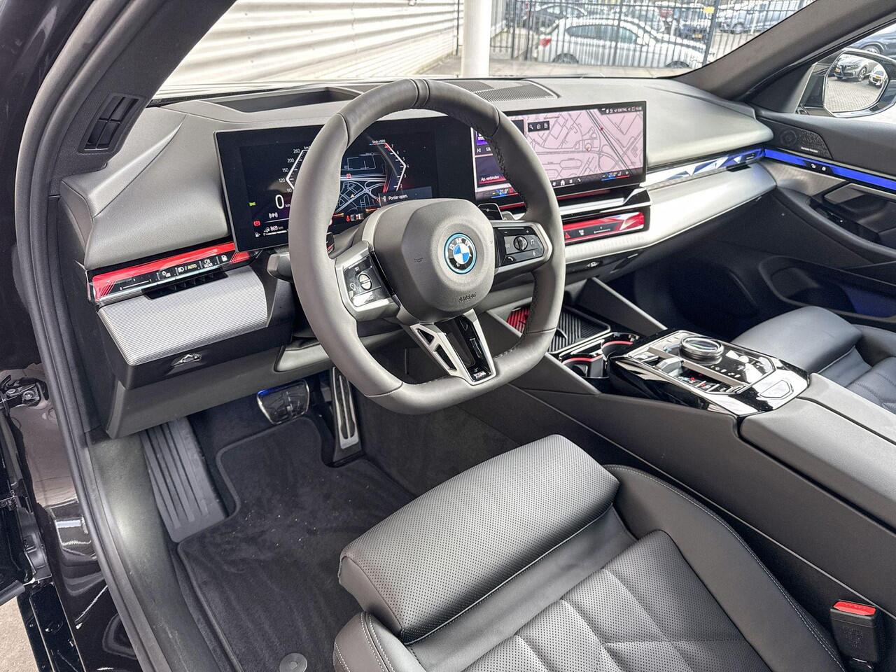 BMW 5-SERIE Touring 530e M Sportpakket Pro / Innovation Pack / Travel Pack / Trekhaak / Comfort Access / Panoramadak / Driving Assistant Plus / Harman-Kardon