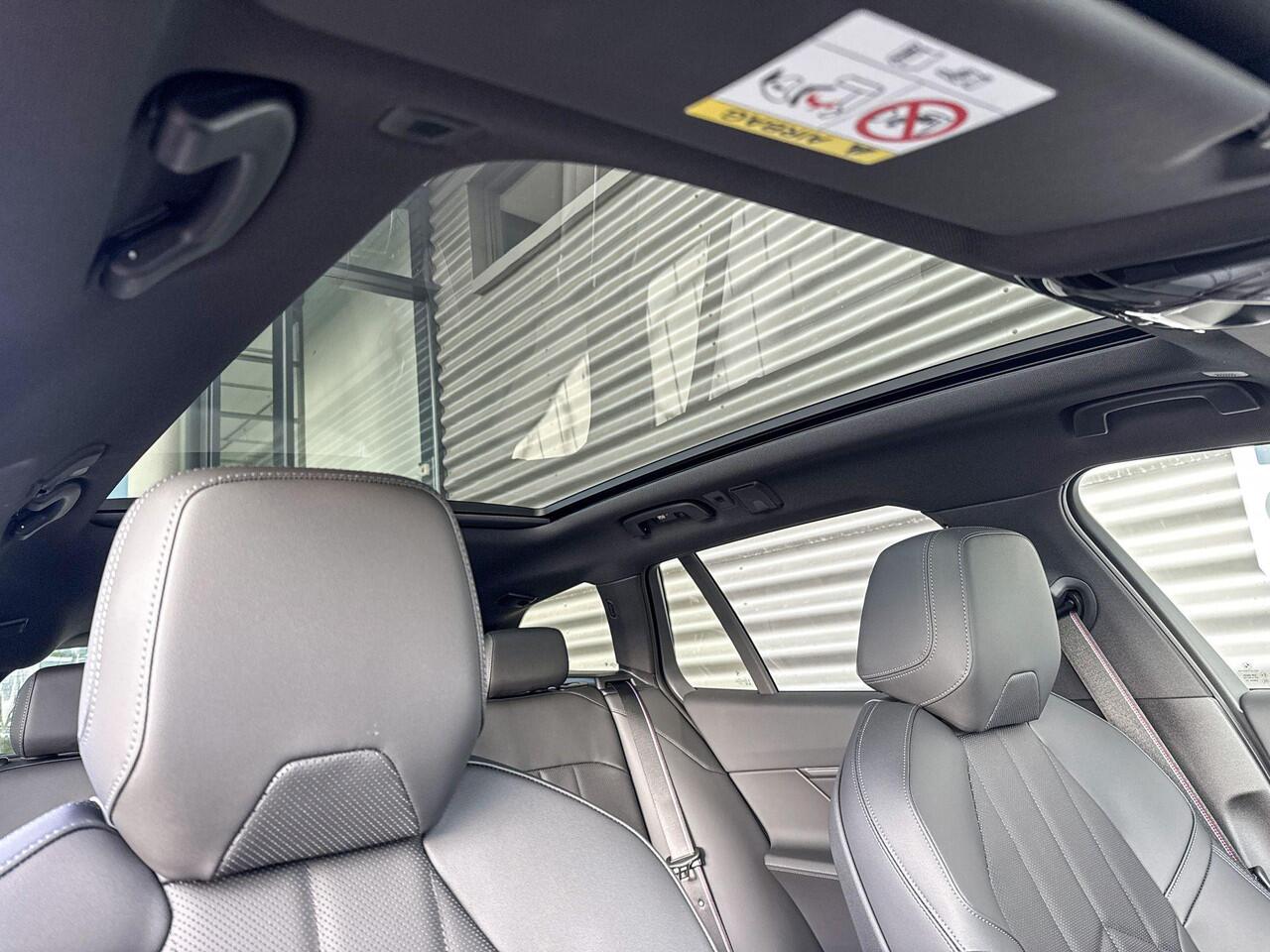 BMW 5-SERIE Touring 530e M Sportpakket Pro / Innovation Pack / Travel Pack / Trekhaak / Comfort Access / Panoramadak / Driving Assistant Plus / Harman-Kardon