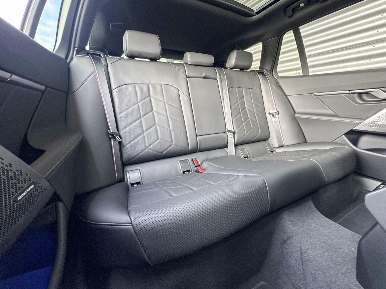 BMW 5-SERIE Touring 530e M Sportpakket Pro / Innovation Pack / Travel Pack / Trekhaak / Comfort Access / Panoramadak / Driving Assistant Plus / Harman-Kardon