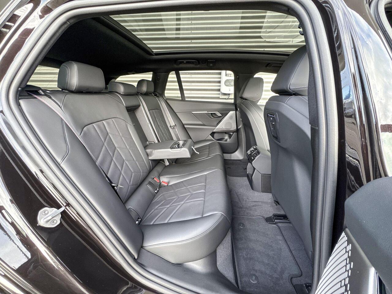 BMW 5-SERIE Touring 530e M Sportpakket Pro / Innovation Pack / Travel Pack / Trekhaak / Comfort Access / Panoramadak / Driving Assistant Plus / Harman-Kardon