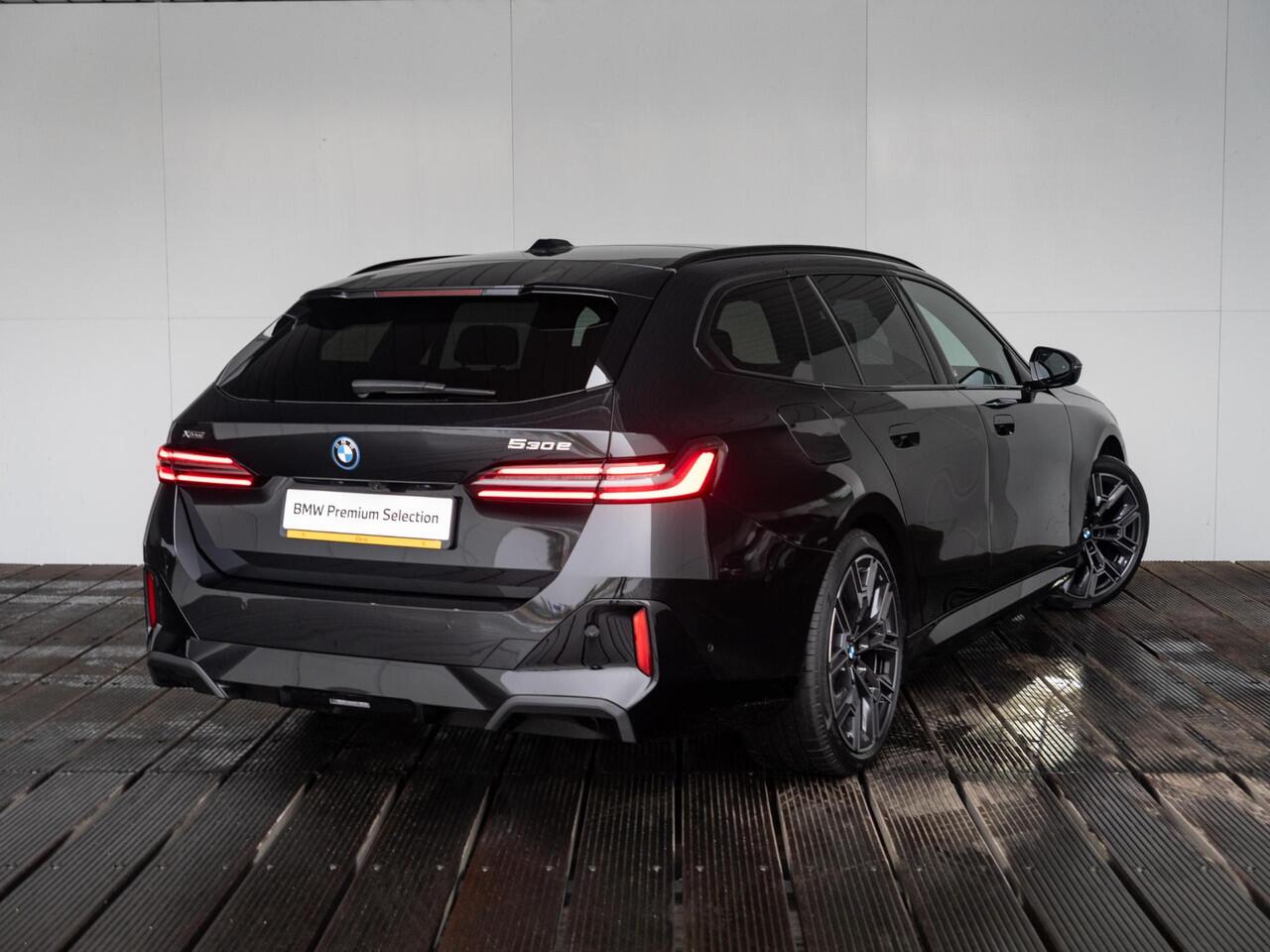 BMW 5-SERIE Touring 530e xDrive | M Sportpakket Pro | Innovation Pack | Stoelventilatie | Stuurwielrand verwarmd | Comfort Access | Panoramadak | Harman-Kardon | Trekhaak | Ekris Selection