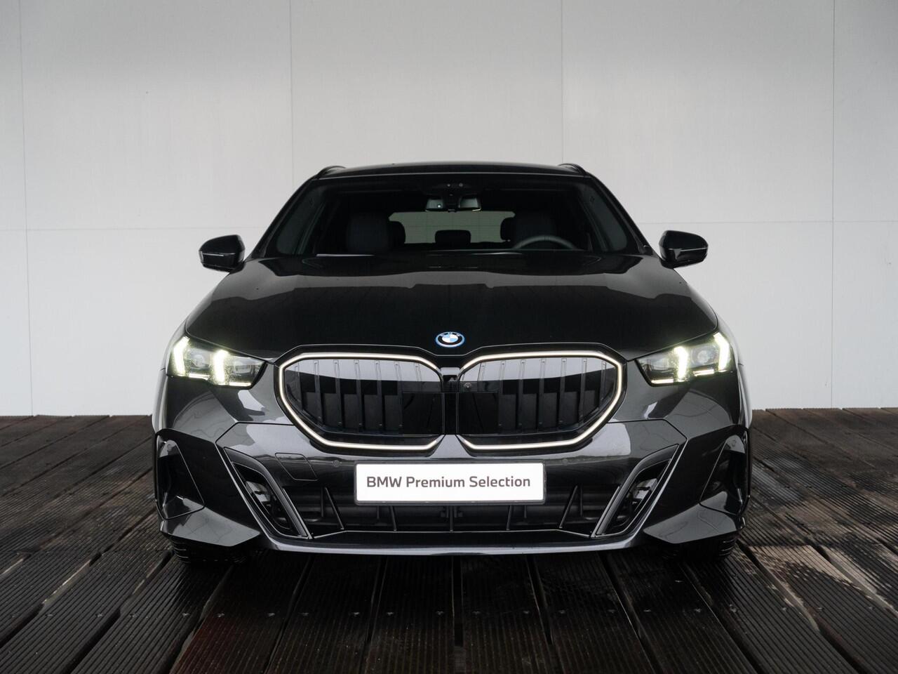 BMW 5-SERIE Touring 530e xDrive | M Sportpakket Pro | Innovation Pack | Stoelventilatie | Stuurwielrand verwarmd | Comfort Access | Panoramadak | Harman-Kardon | Trekhaak | Ekris Selection