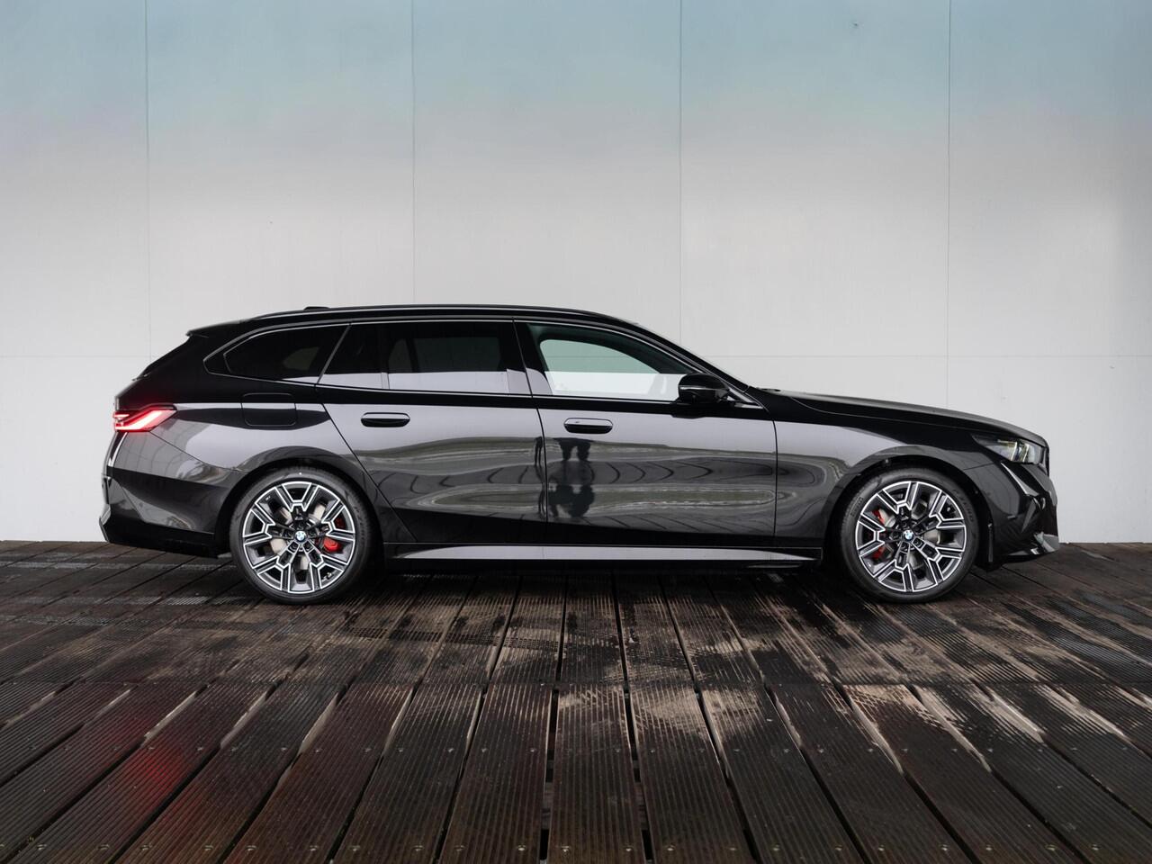 BMW 5-SERIE Touring 530e xDrive | M Sportpakket Pro | Innovation Pack | Stoelventilatie | Stuurwielrand verwarmd | Comfort Access | Panoramadak | Harman-Kardon | Trekhaak | Ekris Selection