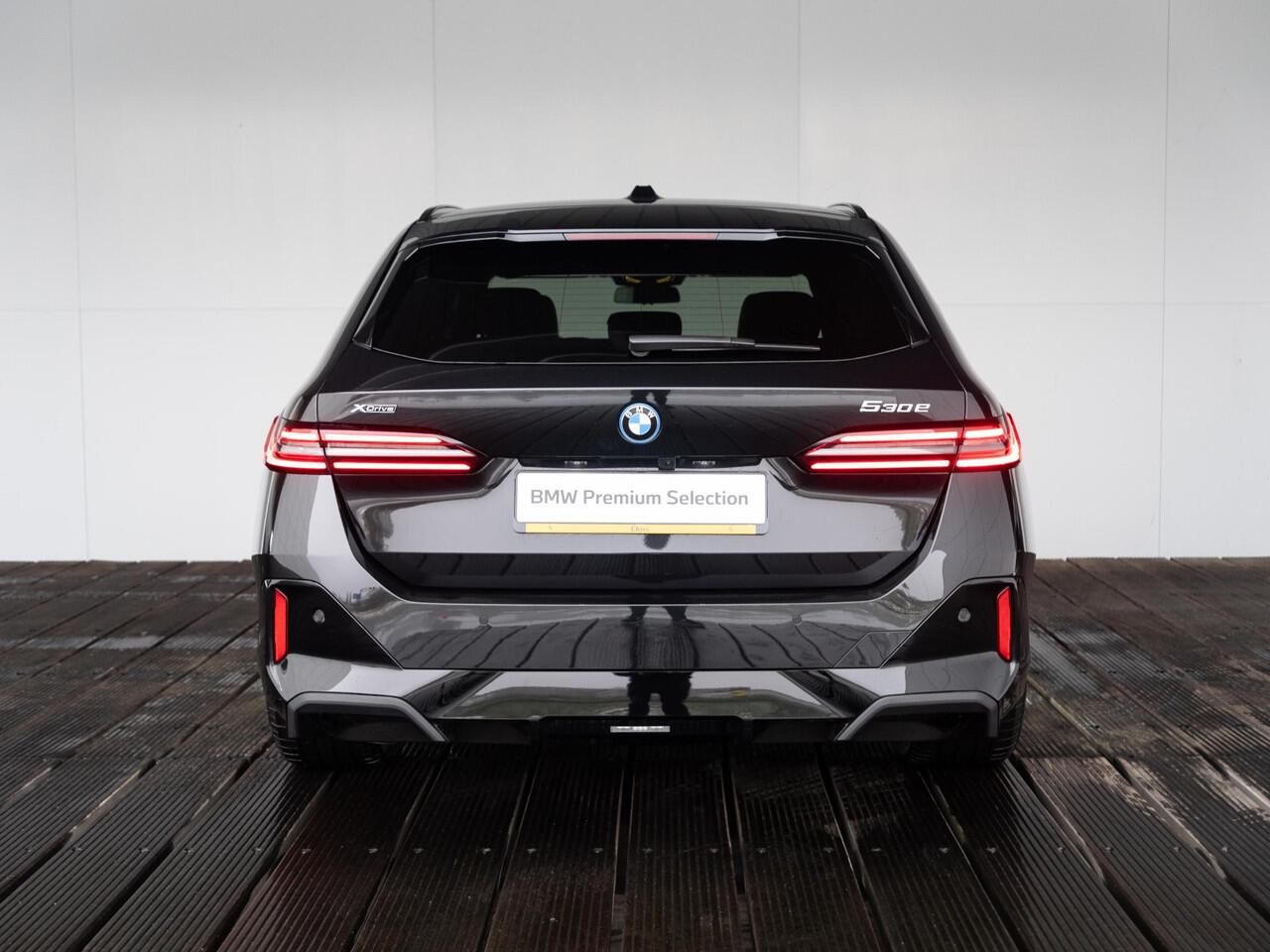 BMW 5-SERIE Touring 530e xDrive | M Sportpakket Pro | Innovation Pack | Stoelventilatie | Stuurwielrand verwarmd | Comfort Access | Panoramadak | Harman-Kardon | Trekhaak | Ekris Selection