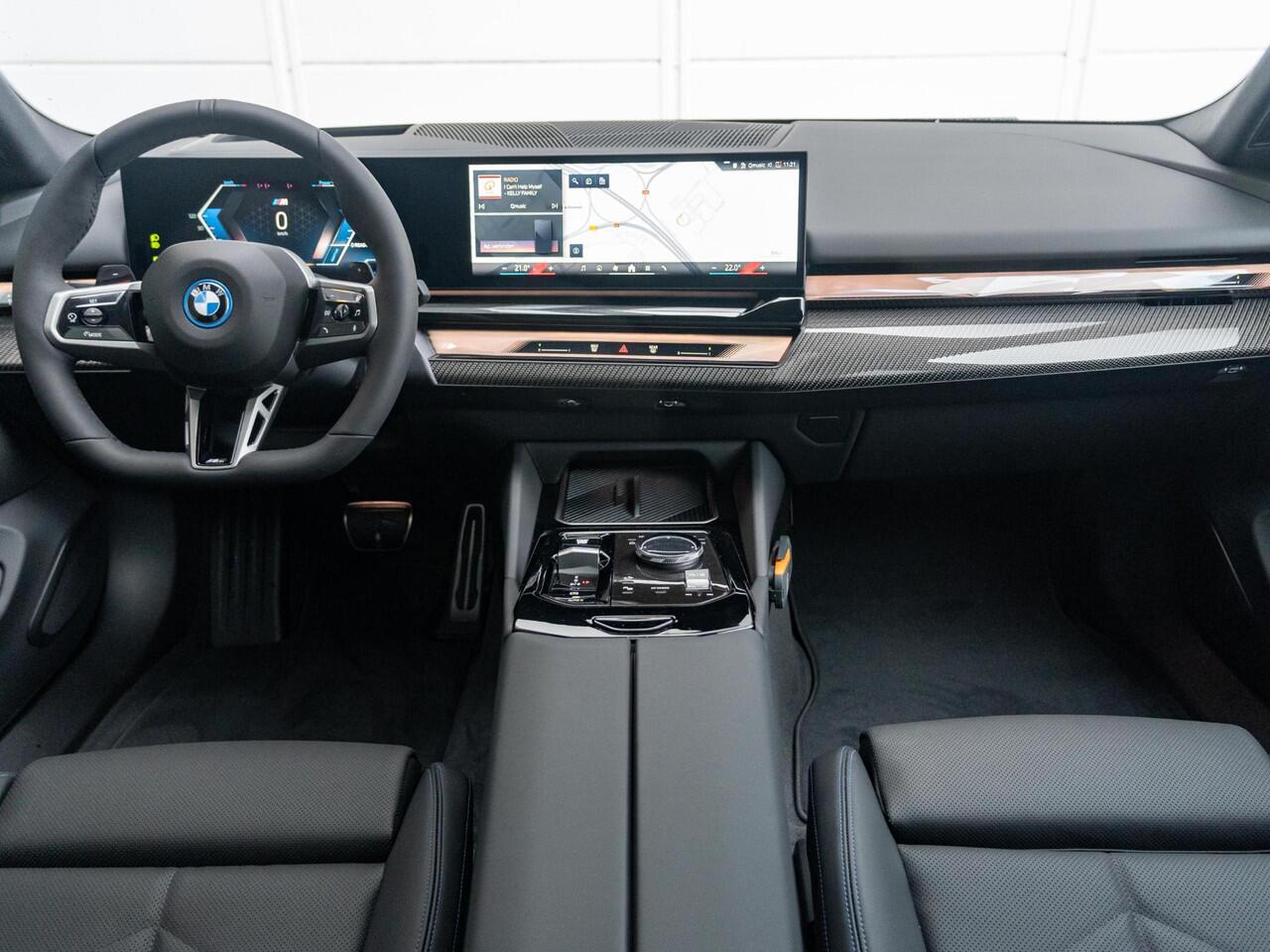 BMW 5-SERIE Touring 530e xDrive | M Sportpakket Pro | Innovation Pack | Stoelventilatie | Stuurwielrand verwarmd | Comfort Access | Panoramadak | Harman-Kardon | Trekhaak | Ekris Selection