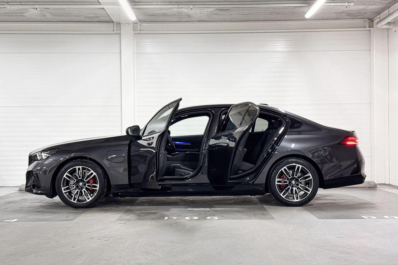 BMW 5-SERIE Sedan 530e | M-Sport Pro | Travel Pack | Comfort Pack | Driving Assistant Plus | Harman/Kardon | Panoramadak | Comfort Access