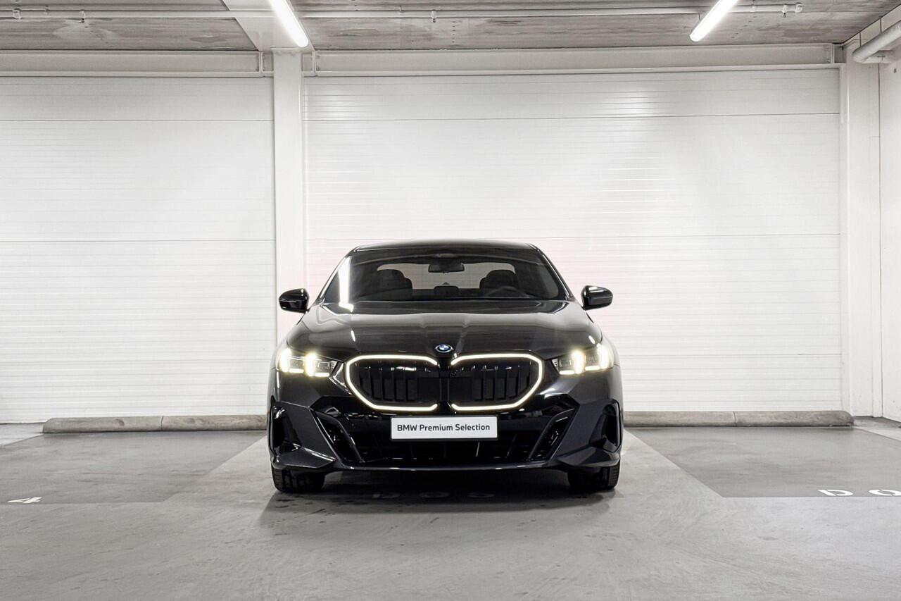 BMW 5-SERIE Sedan 530e | M-Sport Pro | Travel Pack | Comfort Pack | Driving Assistant Plus | Harman/Kardon | Panoramadak | Comfort Access