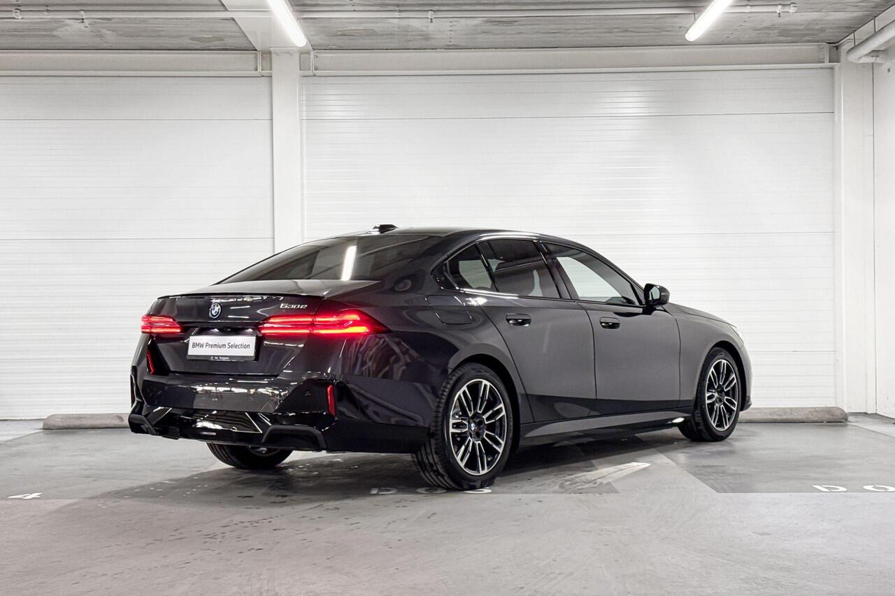 BMW 5-SERIE Sedan 530e | M-Sport Pro | Travel Pack | Comfort Pack | Driving Assistant Plus | Harman/Kardon | Panoramadak | Comfort Access