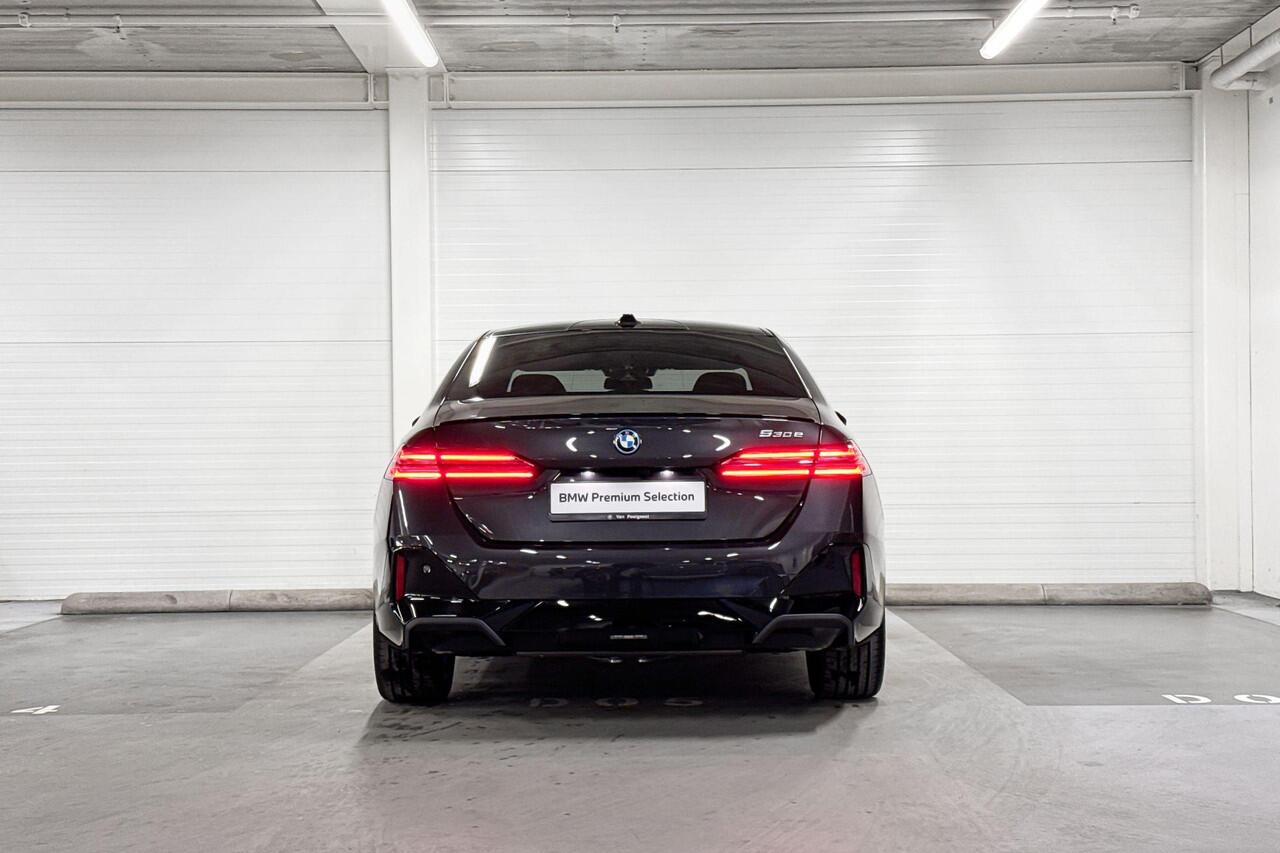 BMW 5-SERIE Sedan 530e | M-Sport Pro | Travel Pack | Comfort Pack | Driving Assistant Plus | Harman/Kardon | Panoramadak | Comfort Access