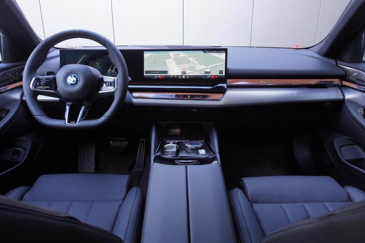 BMW 5-SERIE Sedan 530e M Sportpakket Pro | Trekhaak met elektrisch wegklapbare kogel | Bowers & Wilkins Surround Sound System | Driving Assistant Plus | Comfort Pack | Ekris Selection