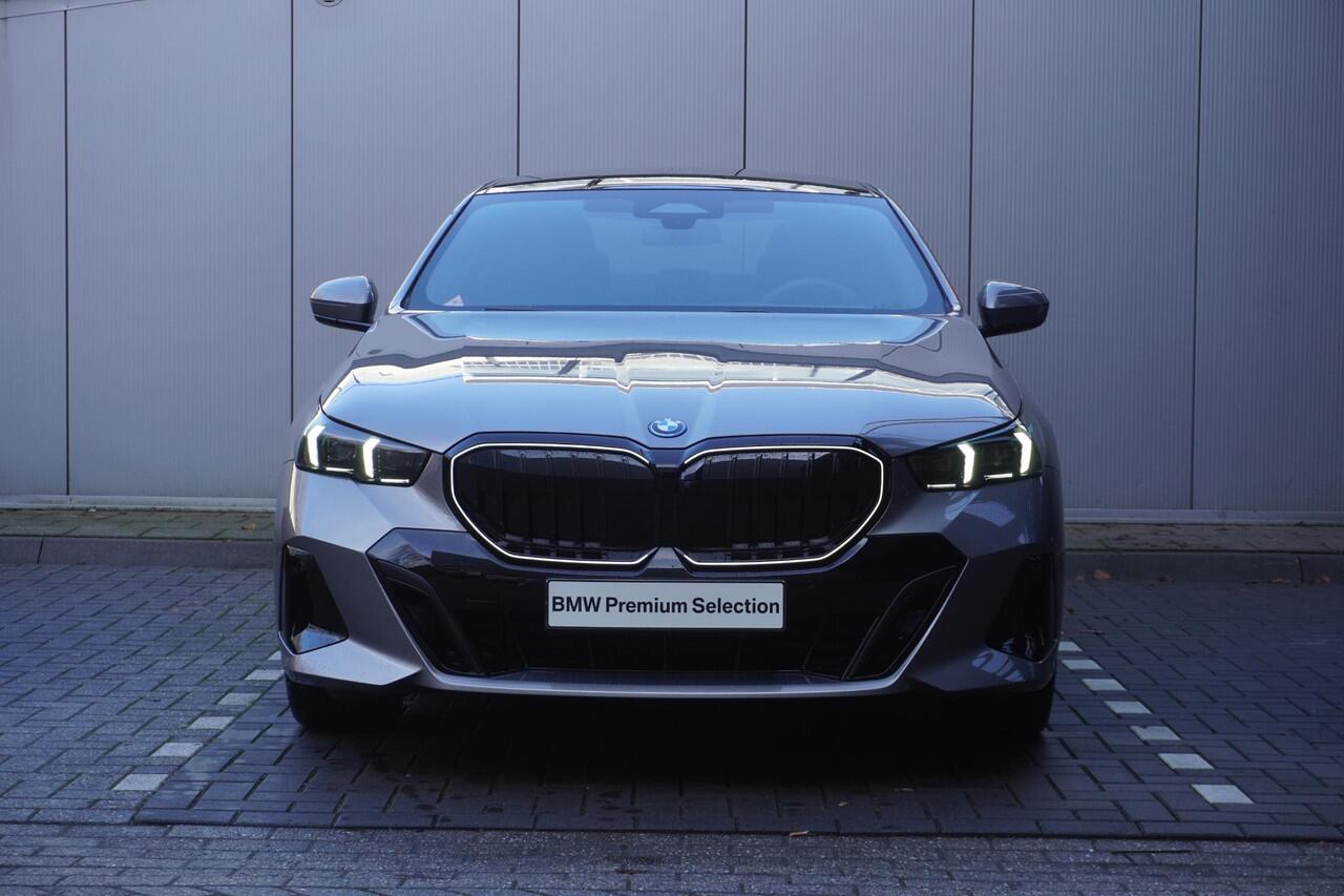 BMW 5-SERIE Sedan 530e M Sportpakket Pro | Trekhaak met elektrisch wegklapbare kogel | Bowers & Wilkins Surround Sound System | Driving Assistant Plus | Comfort Pack | Ekris Selection