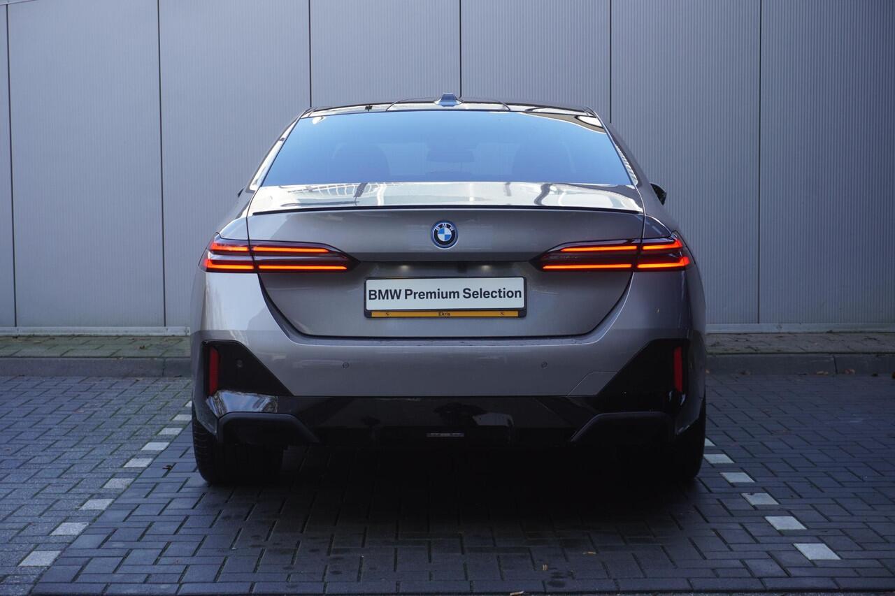 BMW 5-SERIE Sedan 530e M Sportpakket Pro | Trekhaak met elektrisch wegklapbare kogel | Bowers & Wilkins Surround Sound System | Driving Assistant Plus | Comfort Pack | Ekris Selection