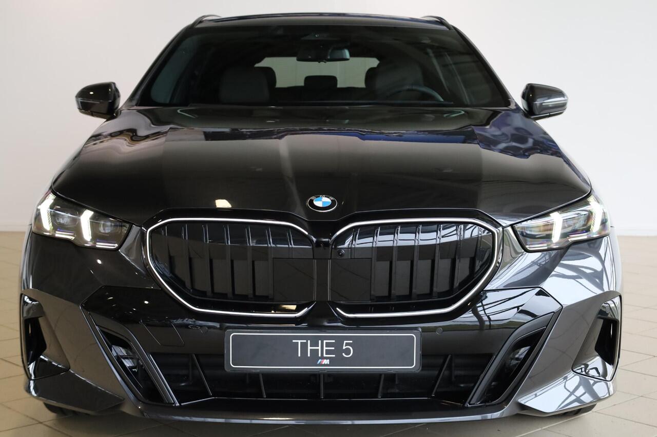 BMW 5-SERIE Touring 520i M Sportpakket Pro | Comfort Pack | Travel Pack | Innovation Pack | Trekhaak | Bowers & Wilkins | Panoramadak | Showroom Selection