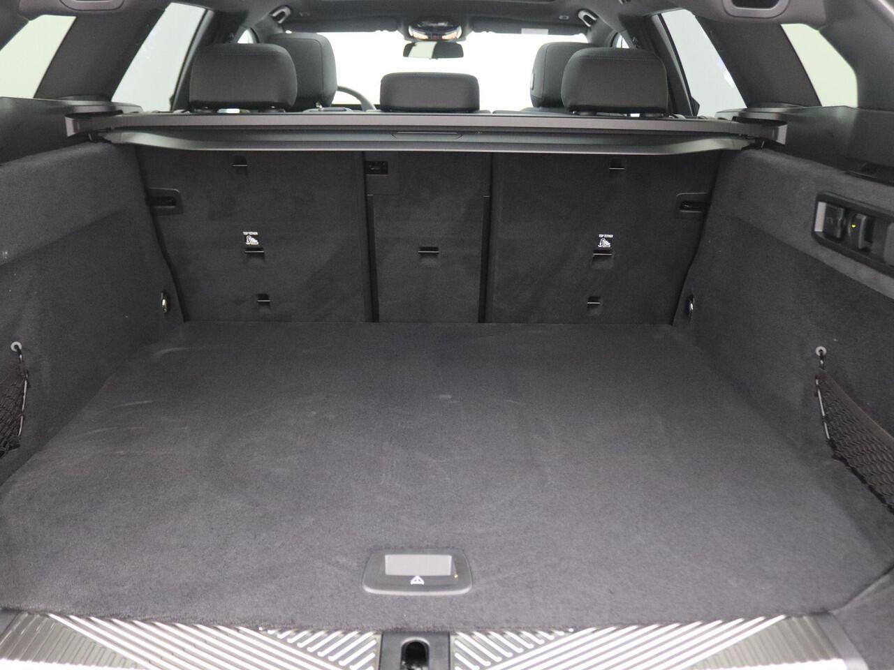 BMW 5-SERIE Touring 530e xDrive 299PK Aut. M-Sport, Panoramadak, Head-Up Display, Stoelverwarming & ventilatie, Bowers & Wilkins Audio, Elektr. Achterklep, Trekhaak, 21" LM Velgen