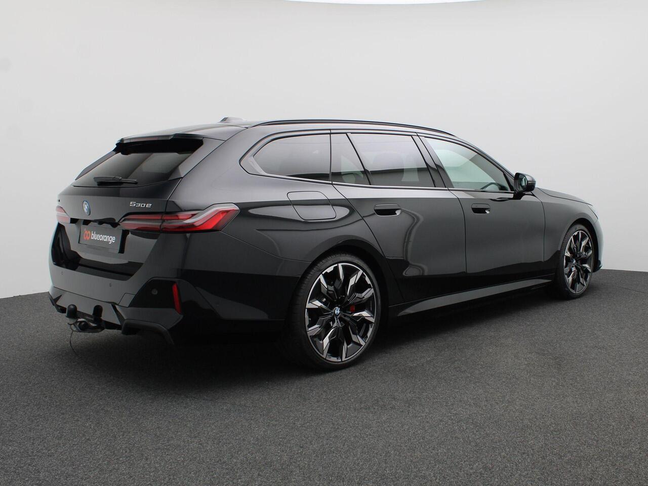 BMW 5-SERIE Touring 530e xDrive 299PK Aut. M-Sport, Panoramadak, Head-Up Display, Stoelverwarming & ventilatie, Bowers & Wilkins Audio, Elektr. Achterklep, Trekhaak, 21" LM Velgen