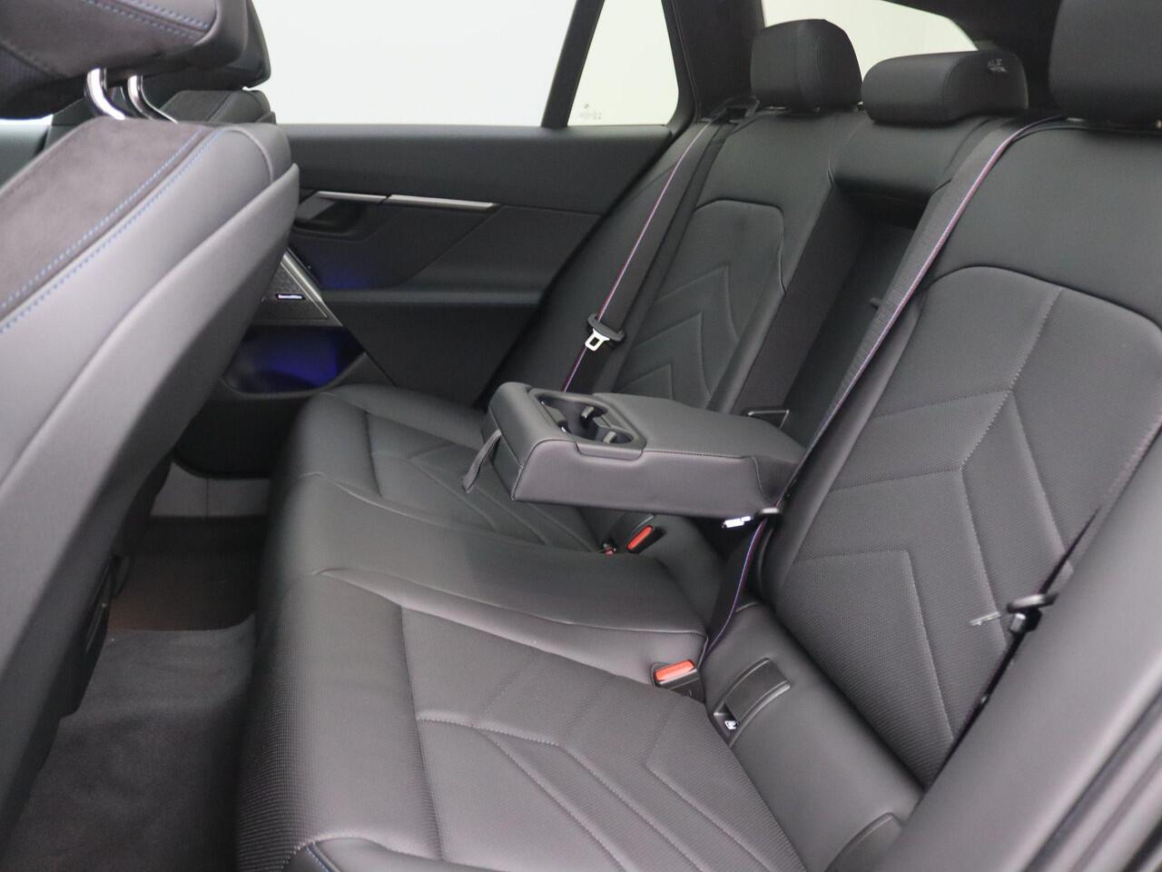 BMW 5-SERIE Touring 530e xDrive 299PK Aut. M-Sport, Panoramadak, Head-Up Display, Stoelverwarming & ventilatie, Bowers & Wilkins Audio, Elektr. Achterklep, Trekhaak, 21" LM Velgen