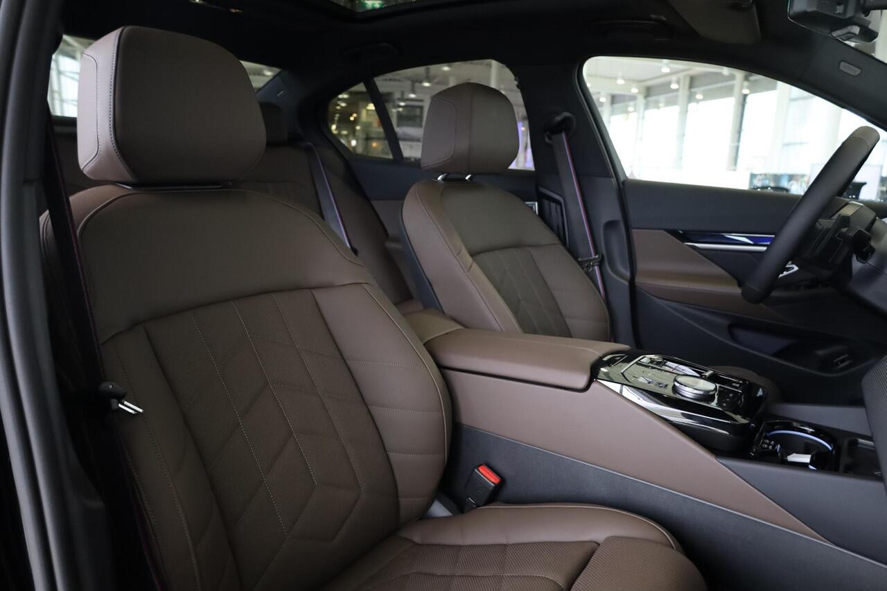 BMW 5-SERIE Sedan 530e M Sport Pro | Bowers & Wilkins | Panoramadak | Comfortstoelen | Ekris Selection