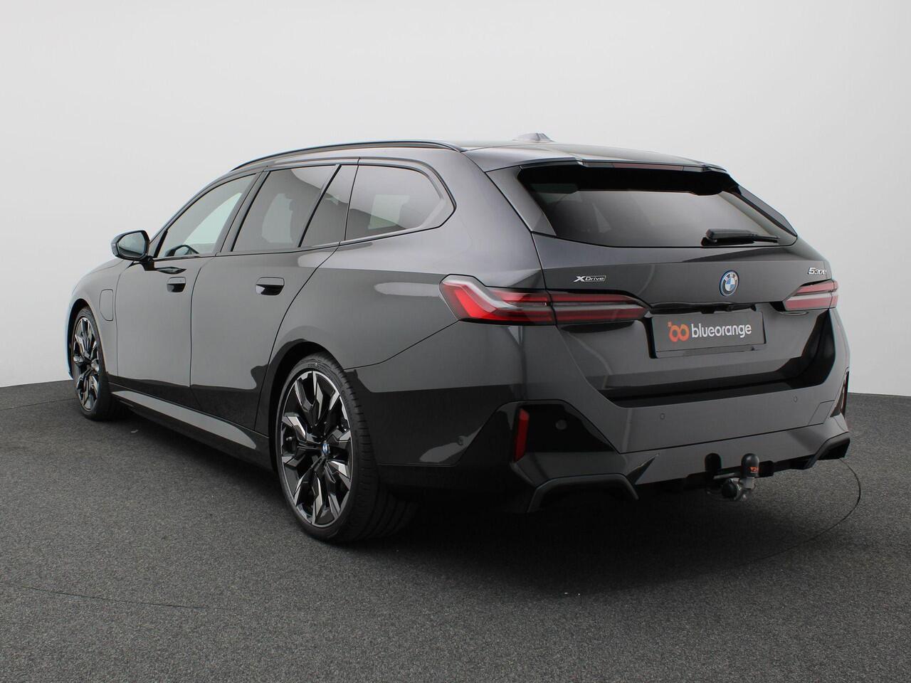 BMW 5-SERIE Touring 530e xDrive 299PK Aut. M-Sport, Panoramadak, Head-Up Display, Stoelverwarming & ventilatie, Bowers & Wilkins Audio, Elektr. Achterklep, Trekhaak, 21" LM Velgen