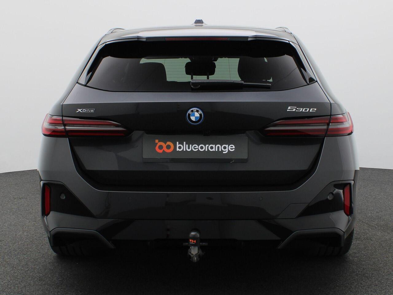BMW 5-SERIE Touring 530e xDrive 299PK Aut. M-Sport, Panoramadak, Head-Up Display, Stoelverwarming & ventilatie, Bowers & Wilkins Audio, Elektr. Achterklep, Trekhaak, 21" LM Velgen