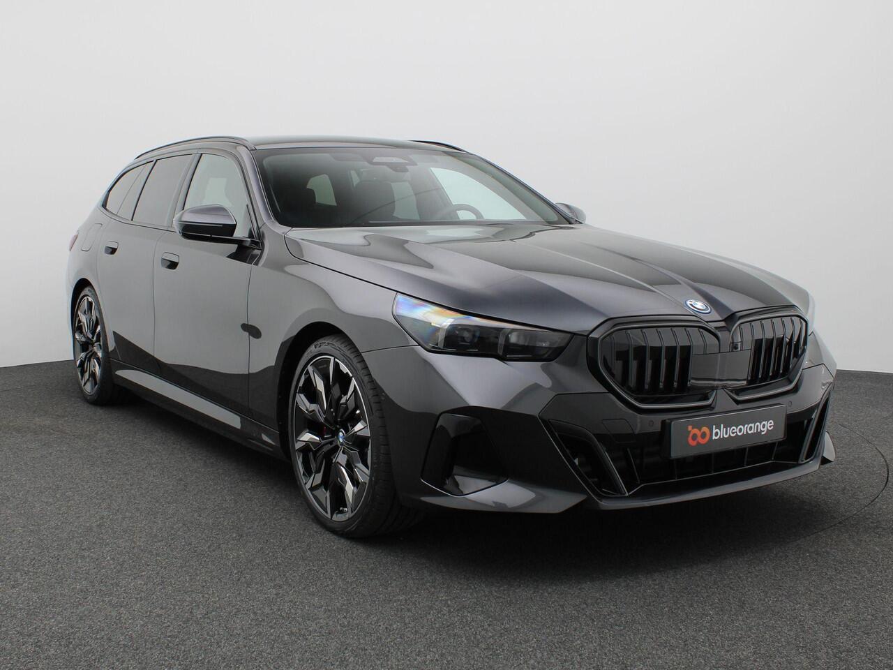 BMW 5-SERIE Touring 530e xDrive 299PK Aut. M-Sport, Panoramadak, Head-Up Display, Stoelverwarming & ventilatie, Bowers & Wilkins Audio, Elektr. Achterklep, Trekhaak, 21" LM Velgen
