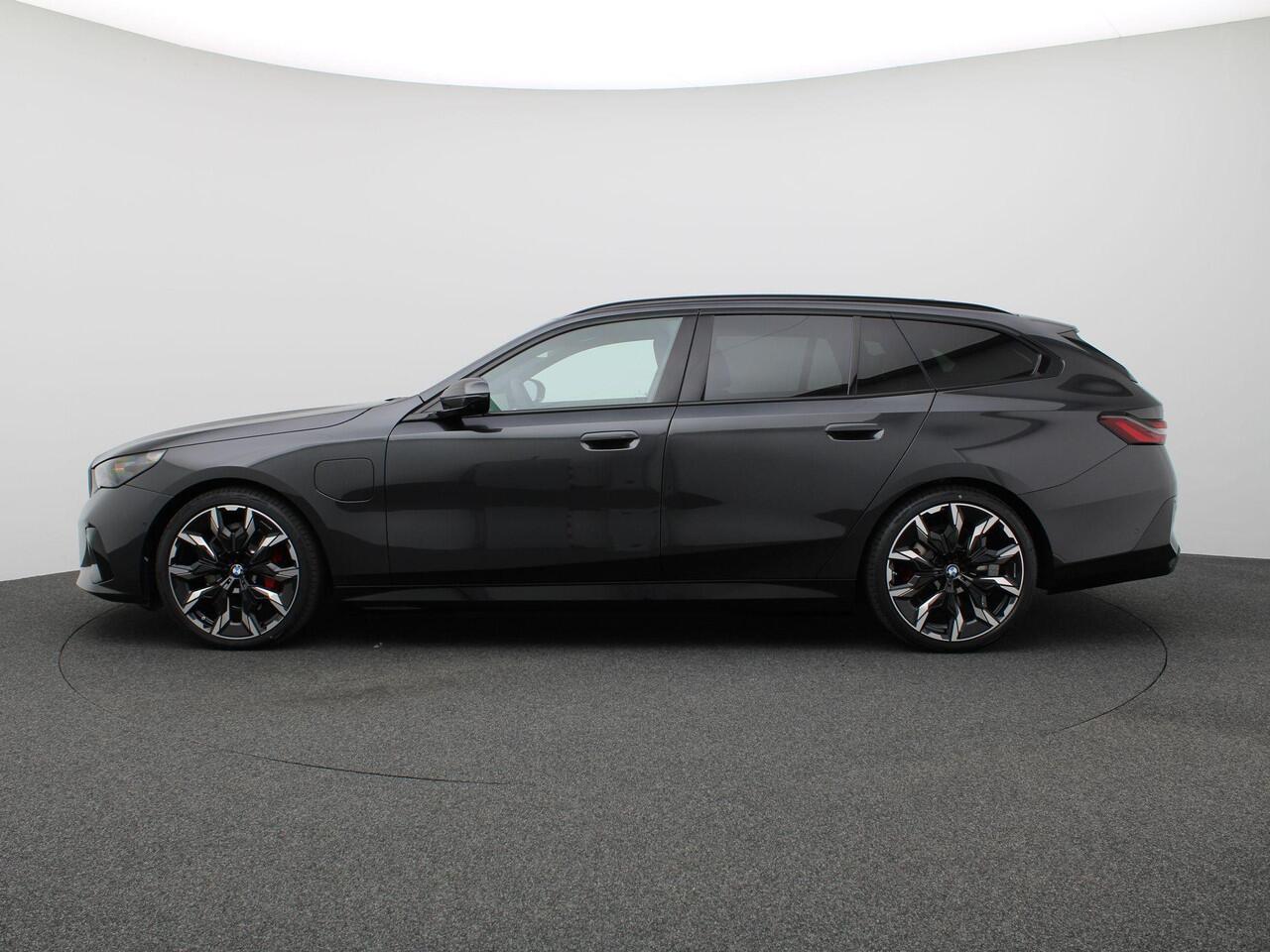 BMW 5-SERIE Touring 530e xDrive 299PK Aut. M-Sport, Panoramadak, Head-Up Display, Stoelverwarming & ventilatie, Bowers & Wilkins Audio, Elektr. Achterklep, Trekhaak, 21" LM Velgen