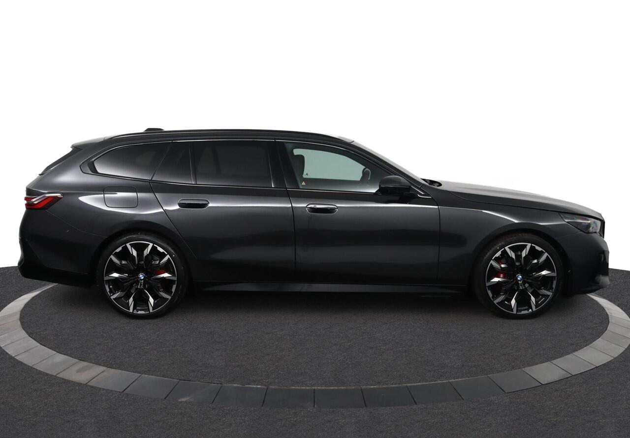 BMW 5-SERIE Touring 530e M Sport Edition | M Sportpakket Pro | Innovation Pack | Trekhaak | Panoramadak | Harman-Kardon | Driving Assistant Plus