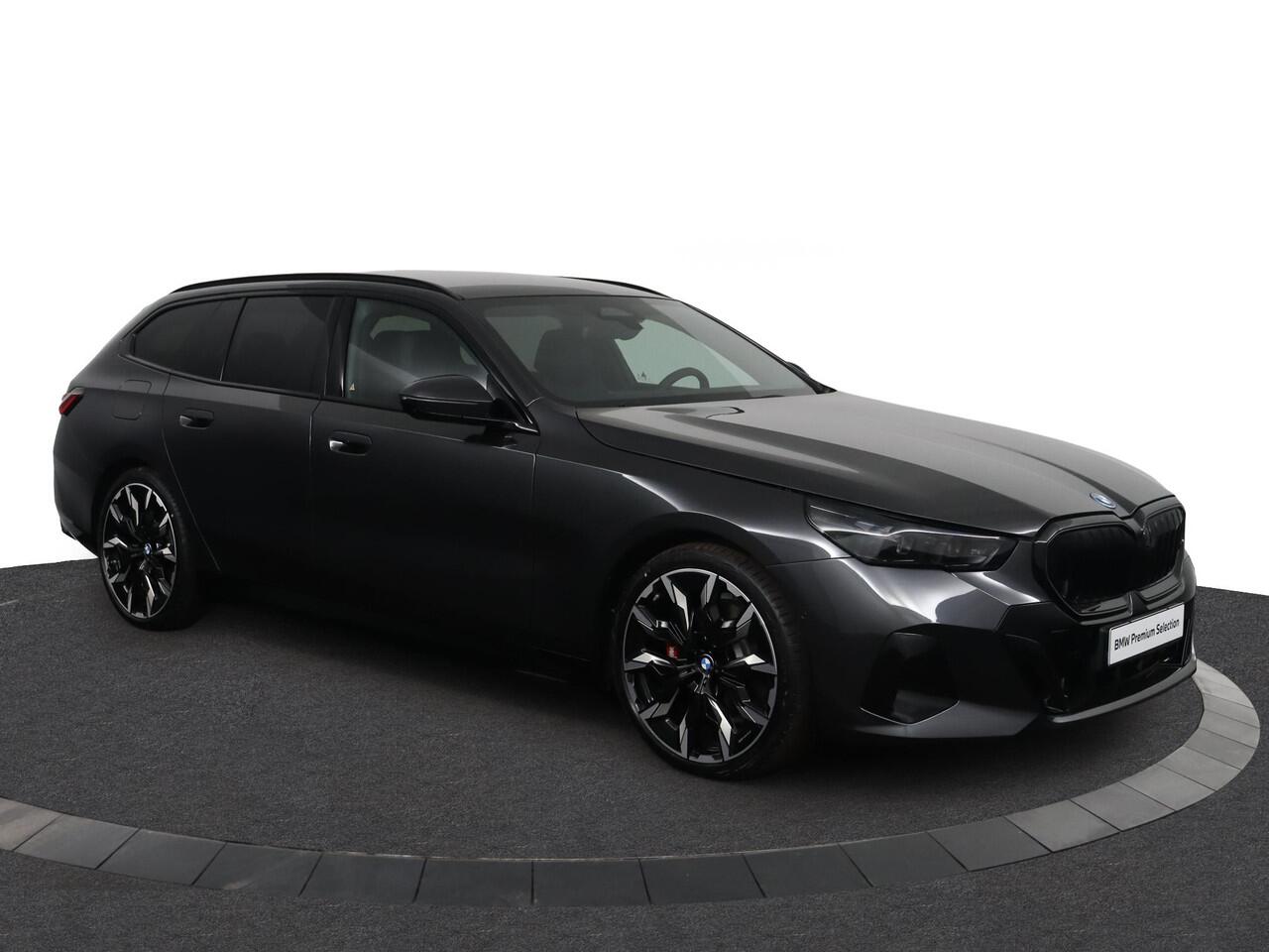 BMW 5-SERIE Touring 530e M Sport Edition | M Sportpakket Pro | Innovation Pack | Trekhaak | Panoramadak | Harman-Kardon | Driving Assistant Plus