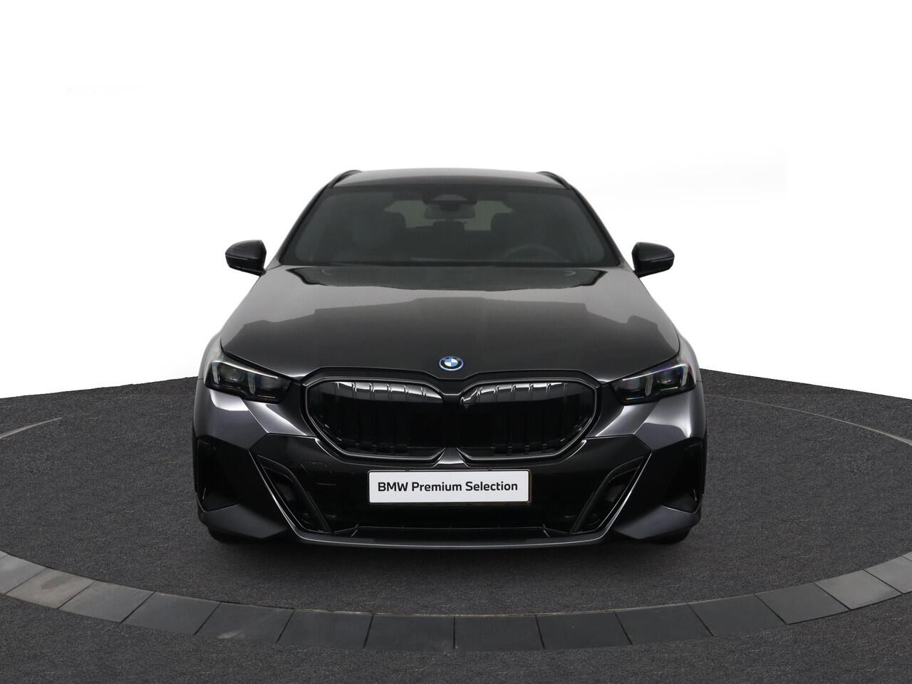 BMW 5-SERIE Touring 530e M Sport Edition | M Sportpakket Pro | Innovation Pack | Trekhaak | Panoramadak | Harman-Kardon | Driving Assistant Plus