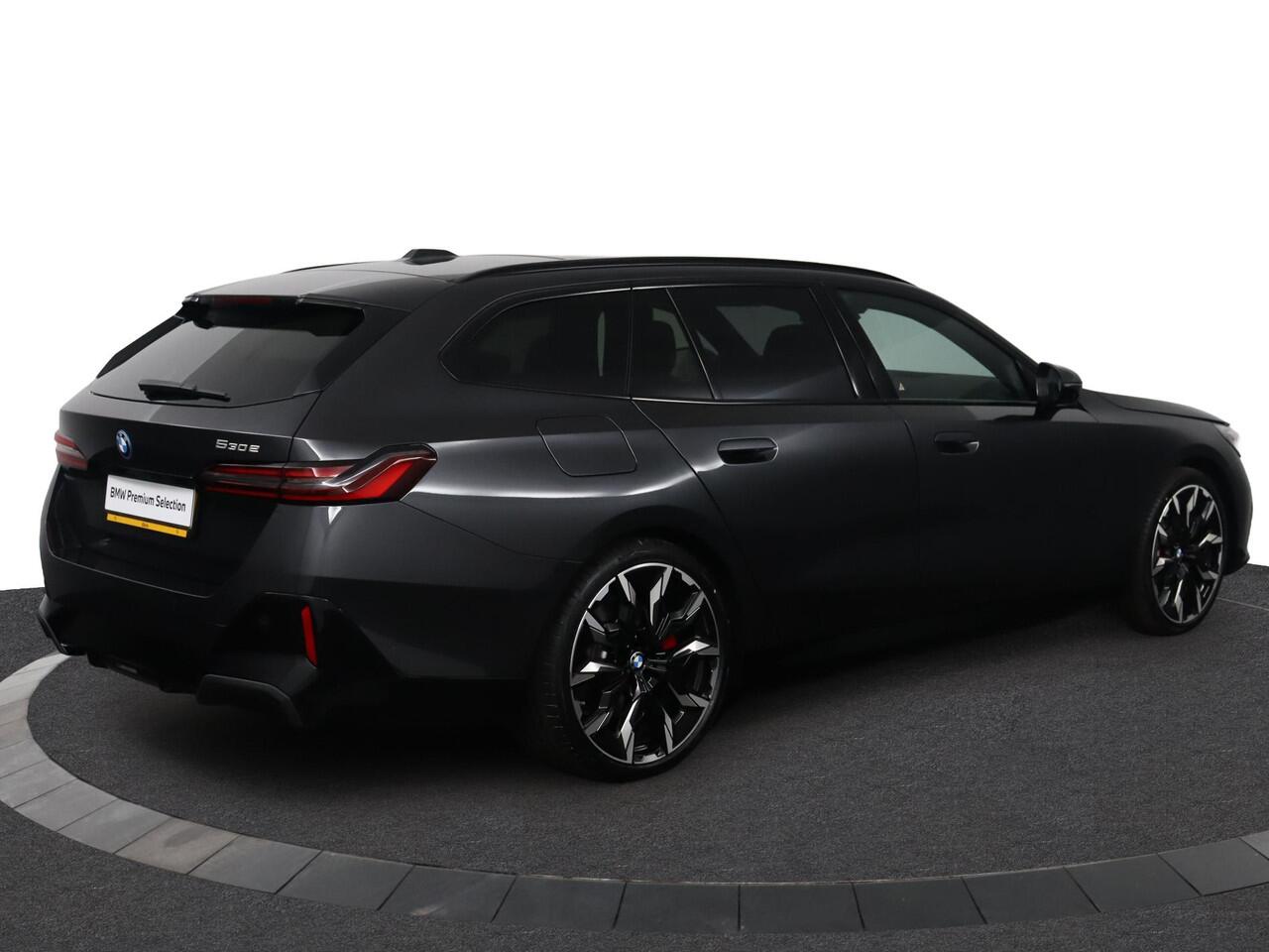 BMW 5-SERIE Touring 530e M Sport Edition | M Sportpakket Pro | Innovation Pack | Trekhaak | Panoramadak | Harman-Kardon | Driving Assistant Plus