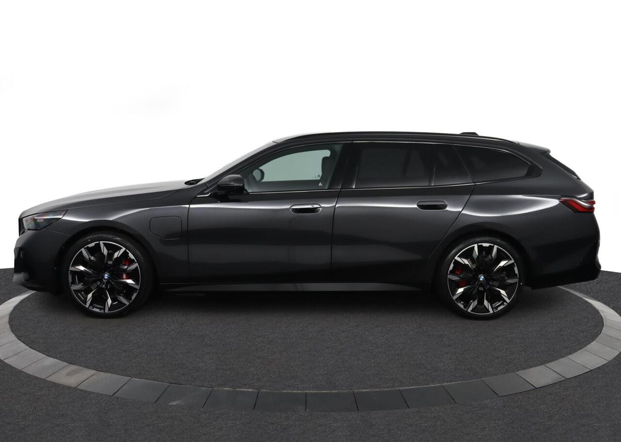 BMW 5-SERIE Touring 530e M Sport Edition | M Sportpakket Pro | Innovation Pack | Trekhaak | Panoramadak | Harman-Kardon | Driving Assistant Plus