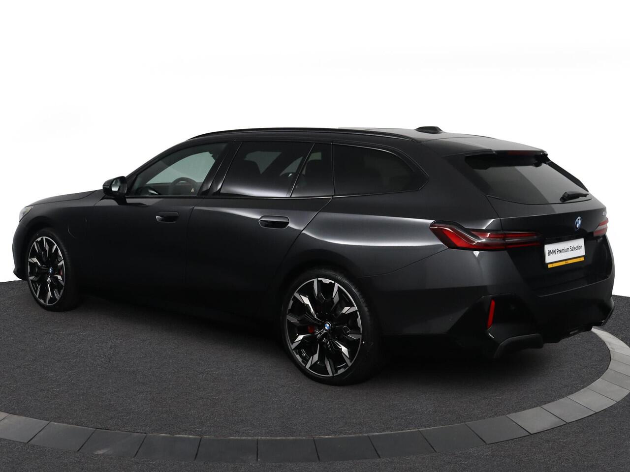 BMW 5-SERIE Touring 530e M Sport Edition | M Sportpakket Pro | Innovation Pack | Trekhaak | Panoramadak | Harman-Kardon | Driving Assistant Plus