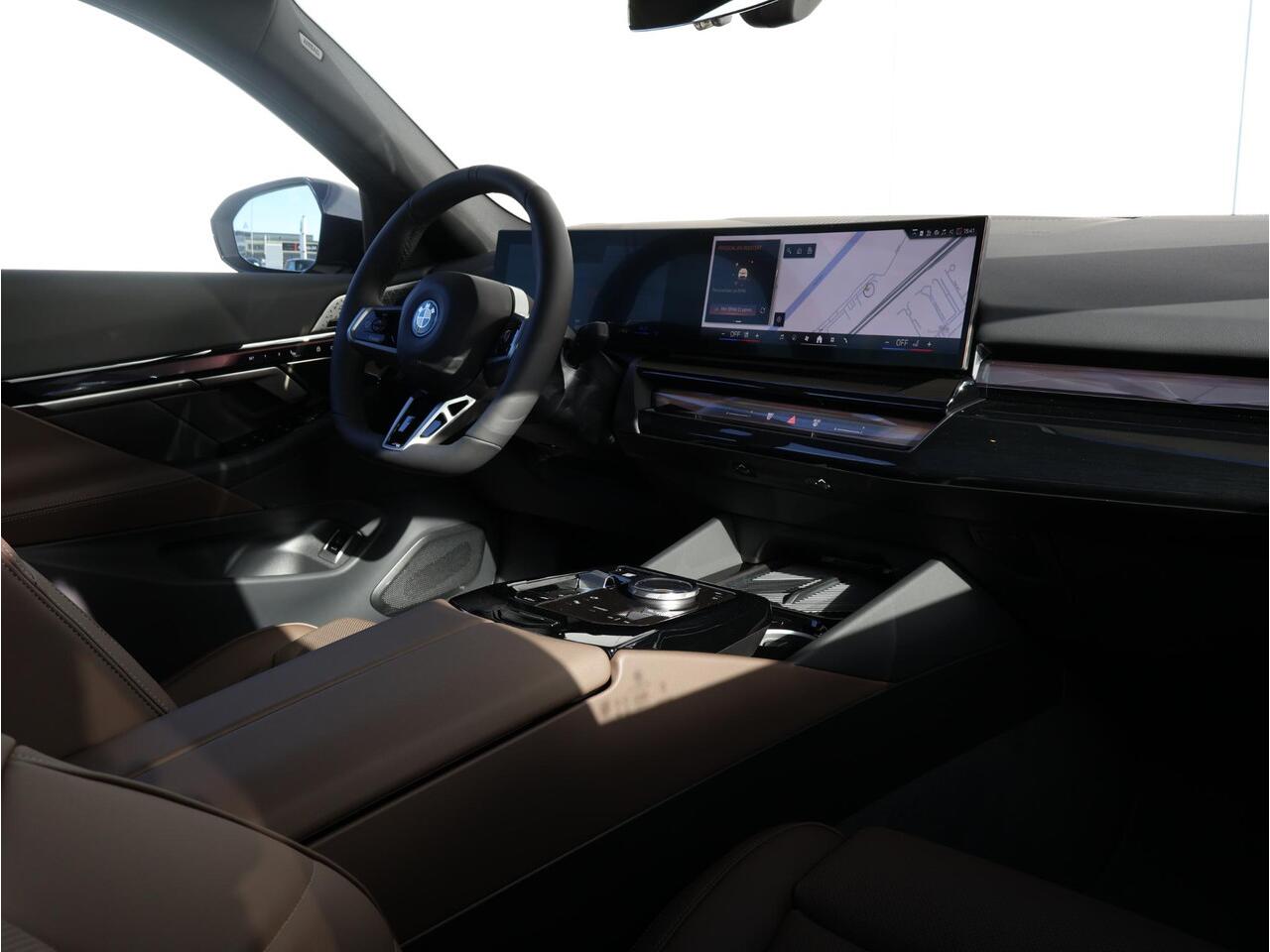 BMW 5-SERIE 530e M Sport Edition | M Sportpakket Pro | Travel Pack | Comfort Pack | Bowers & Wilkins | Innovation Pack | Panoramadak | Trekhaak