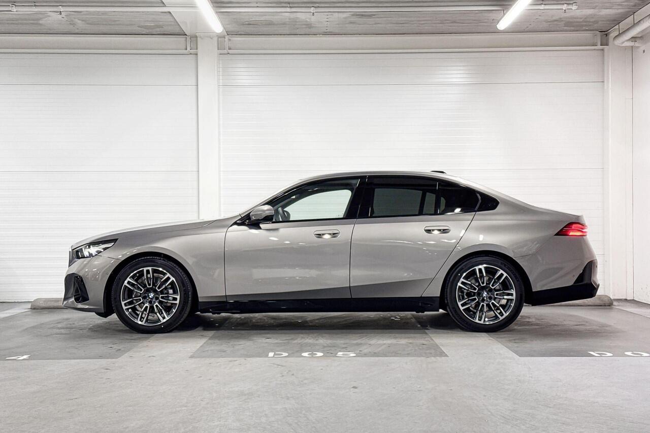 BMW 5-SERIE Sedan 520i | M-Sport | Travel Pack | Comfort Pack | Driving Assistant | Harman/Kardon | Panoramadak | Comfort Access | Huisselectie
