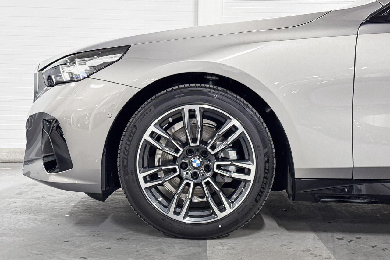 BMW 5-SERIE Sedan 520i | M-Sport | Travel Pack | Comfort Pack | Driving Assistant | Harman/Kardon | Panoramadak | Comfort Access | Huisselectie