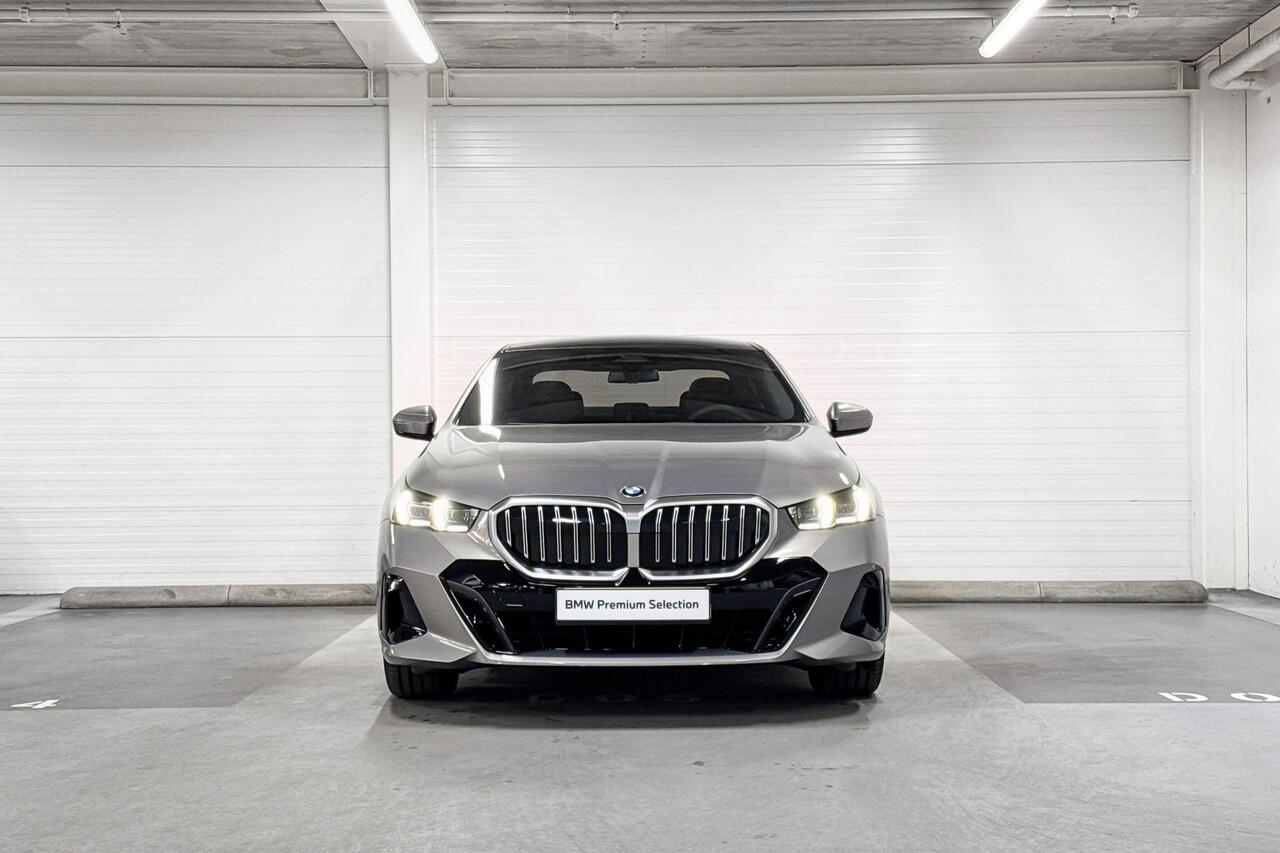 BMW 5-SERIE Sedan 520i | M-Sport | Travel Pack | Comfort Pack | Driving Assistant | Harman/Kardon | Panoramadak | Comfort Access | Huisselectie