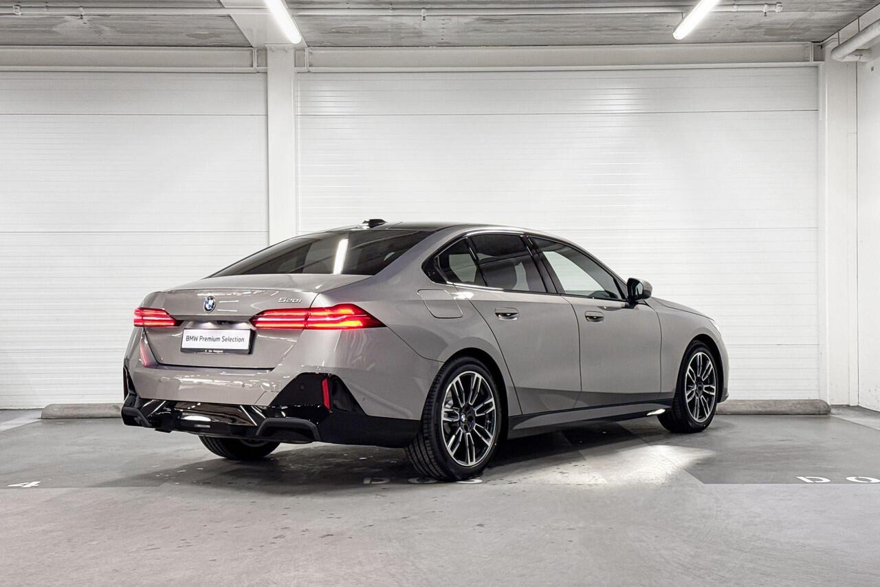 BMW 5-SERIE Sedan 520i | M-Sport | Travel Pack | Comfort Pack | Driving Assistant | Harman/Kardon | Panoramadak | Comfort Access | Huisselectie