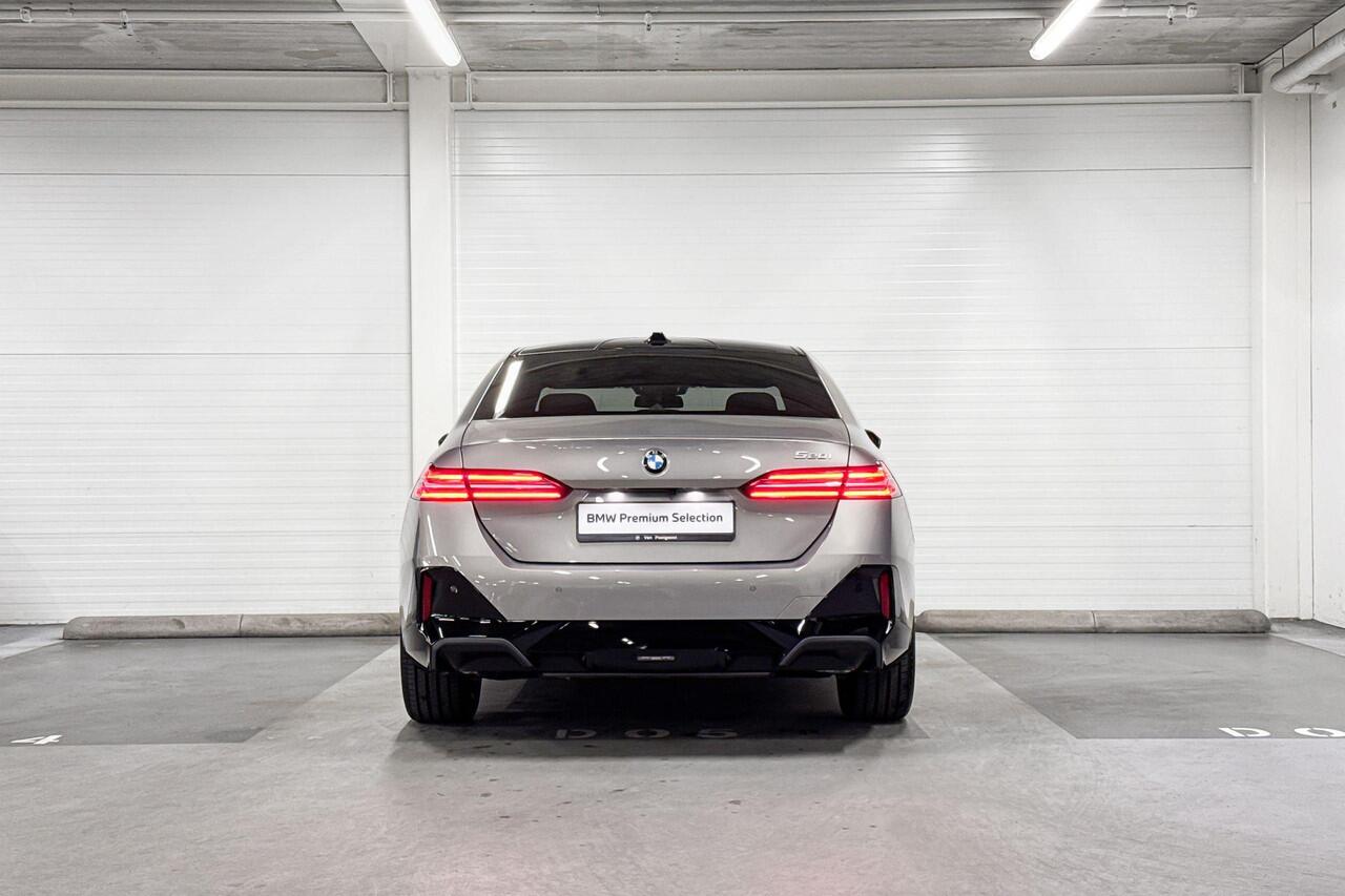 BMW 5-SERIE Sedan 520i | M-Sport | Travel Pack | Comfort Pack | Driving Assistant | Harman/Kardon | Panoramadak | Comfort Access | Huisselectie