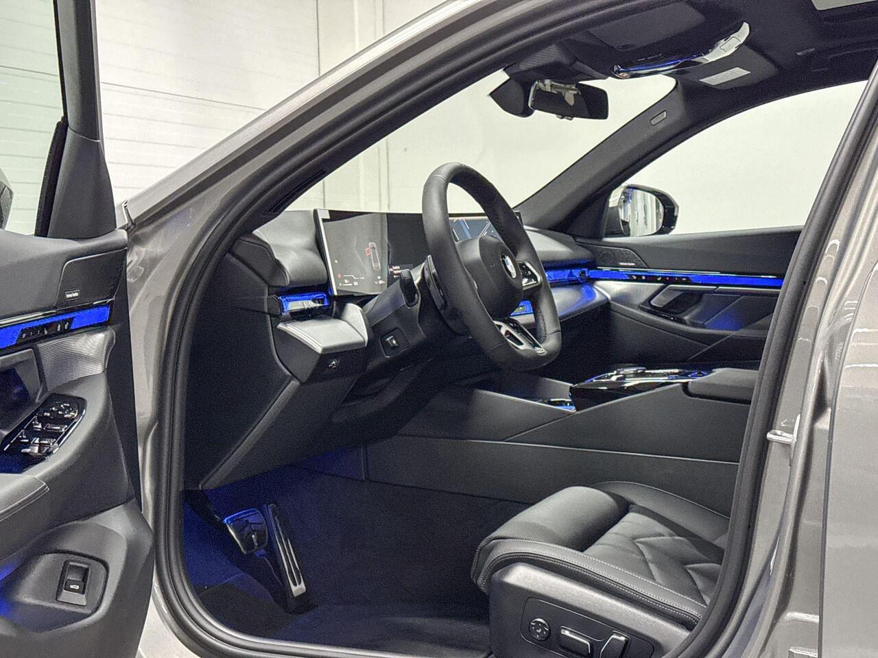 BMW 5-SERIE Sedan 520i | M-Sport | Travel Pack | Comfort Pack | Driving Assistant | Harman/Kardon | Panoramadak | Comfort Access | Huisselectie