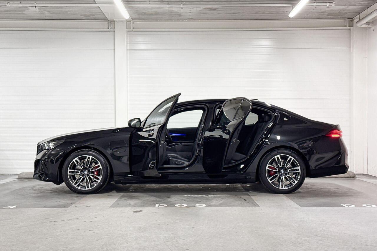 BMW 5-SERIE Sedan 530e | M-Sport Pro | Travel Pack | Innovation Pack | Comfort Pack | Driving Assistant Plus | Harman/Kardon | Panoramadak | Comfort Access |